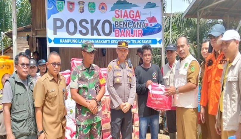 Pemkab Berau melalui Dinas Sosial (Dinsos) Berau bekerja sama dengan berbagai pihak, diantarannya, BPBD, Kecamatan, Koramil dan Polsek serta termasuk relawan dan perangkat Kampung beri bantuan korban banjir