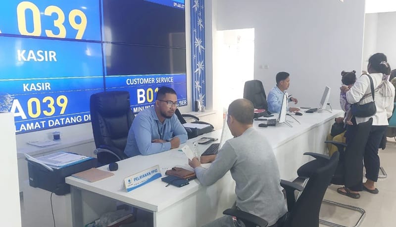 Loket pembayaran tarif air di Perumda Batiwakkal