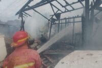 Kebakaran rumah kontrakan tiga pintu di Kp Cina, Teluk Bayur, Minggu sore, (26/1/25).