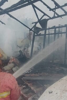 Bensin Botol Tersulut Api Kompor Rumah Kontrakan 3 Pintu di Teluk Bayur Ludes, 1 Pria Dilarikan ke Rumah Sakit