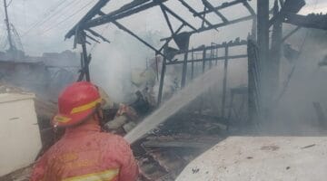 Kebakaran rumah kontrakan tiga pintu di Kp Cina, Teluk Bayur, Minggu sore, (26/1/25).