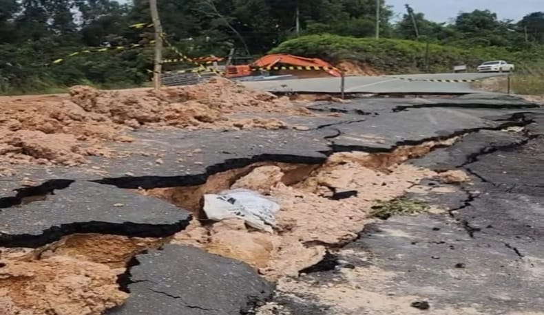 Jalan utama penghubung tiga Desa, Inaran, Pegat Bukur, dan Bena Baru, ambles. Perbaikan segera dilakukan  pemerintah daerah untuk keselamatan warga