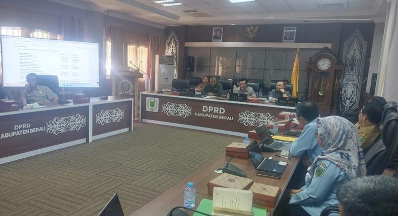 Rapat Komisi II DPRD Berau berserta jajaranya mengundang Direktur Perumda Batiwakkal, Dewas dan pihak Pemkab Berau terkait persoalan kenaikan tarif air, Selasa, (08/1)