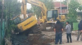 Operator ekskavator melakukan pekerjaan proyek penggalian drenase alami kecelakaan tunggal