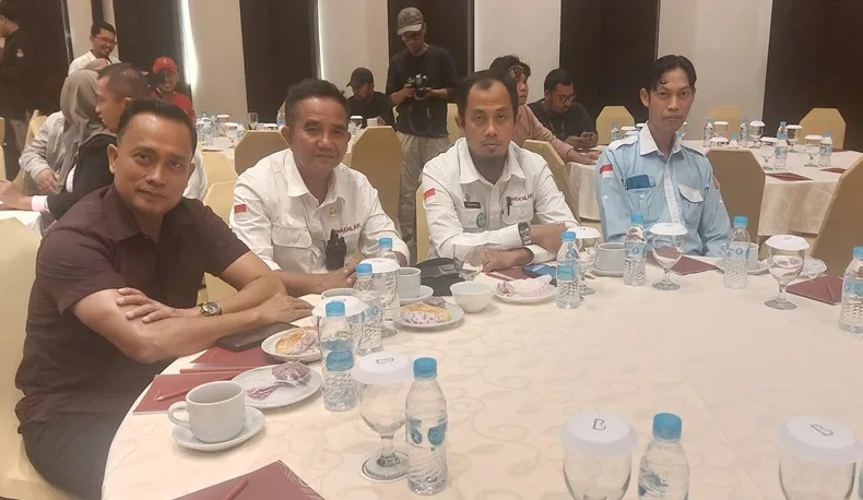 Rapat pleno dihadiri jajaran Forum Koordinasi Pimpinan Daerah (Forkopimda), kepala Organisasi Perangkat Daerah (OPD), perwakilan partai politik pengusung, simpatisan, serta tamu undangan lainnya, Rabu 26/02/25