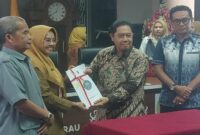 Pelaksanaan Sertijab dipimpin Ketua DPRD Berau, Edy Okto Nooryanto, (kanan) didampingi Wakil Ketua II, Sumadi, (Kiri). (Tengah Kiri dan kanan), Abdurrahman dan Maulidiyah