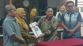 Pelaksanaan Sertijab dipimpin Ketua DPRD Berau, Edy Okto Nooryanto, (kanan) didampingi Wakil Ketua II, Sumadi, (Kiri). (Tengah Kiri dan kanan), Abdurrahman dan Maulidiyah