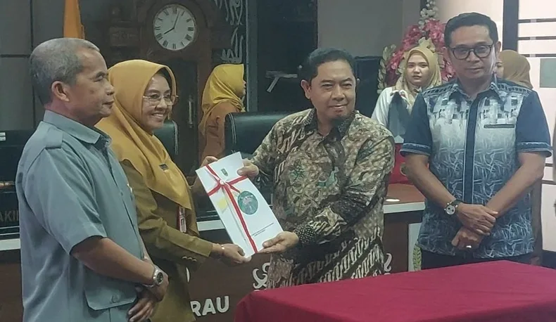 Pelaksanaan Sertijab dipimpin Ketua DPRD Berau, Edy Okto Nooryanto, (kanan) didampingi Wakil Ketua II, Sumadi, (Kiri). (Tengah Kiri dan kanan), Abdurrahman dan Maulidiyah