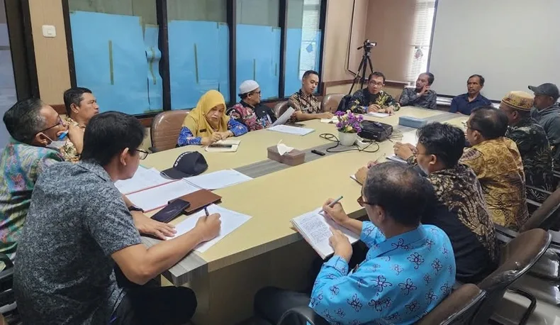 Mediasi dipimpin Asisten 1 Bidang Pemerintahan Sekretariat Kabupaten (Sekkab) Berau, bersama Kepala Dinas Pertanahan dan Kepala Dinas Pemberdayaan Masyarakat Kampung (DPMK) Berau. dihadiri perwakilan Yayasan Al-Itisham Biatan, Kepala Kampung Biatan Ilir, perwakilan masyarakat Biatan Ilir