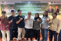 Enam Wartawan berbagai media (Kiri dan Kanan) lulus UKW dan dinyatakan Kompeten. Achmad Shahab Sekretaris PWI Kaltim selaku penguji UKW (Tengah)