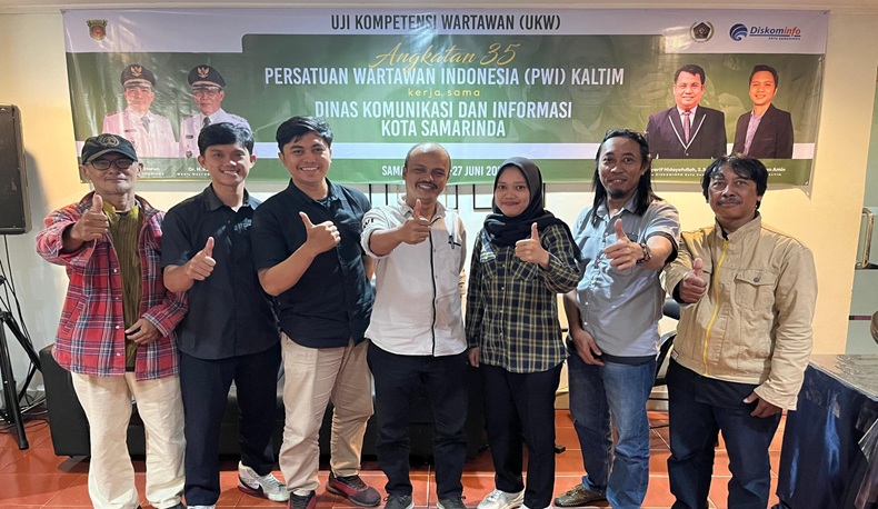 Enam Wartawan berbagai media (Kiri dan Kanan) lulus UKW dan dinyatakan Kompeten. Achmad Shahab Sekretaris PWI Kaltim selaku penguji UKW (Tengah)