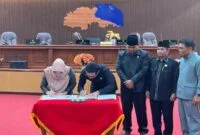 Bupati Berau, Berau Sri Juniarsih Mas menghadiri rapat paripurna Ranperda dan Penandatanganan Nota Kesepakatan (MoU) antara Pemkab Berau dengan DPRD Berau