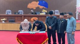 Bupati Berau, Berau Sri Juniarsih Mas menghadiri rapat paripurna Ranperda dan Penandatanganan Nota Kesepakatan (MoU) antara Pemkab Berau dengan DPRD Berau