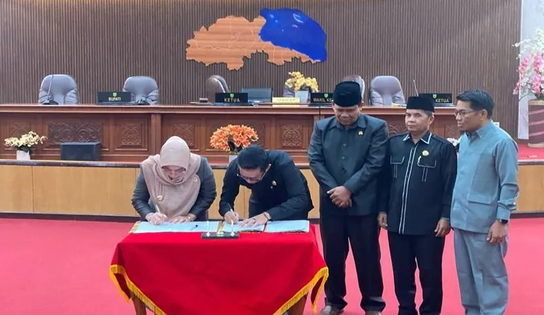Bupati Berau, Berau Sri Juniarsih Mas menghadiri rapat paripurna Ranperda dan Penandatanganan Nota Kesepakatan (MoU) antara Pemkab Berau dengan DPRD Berau
