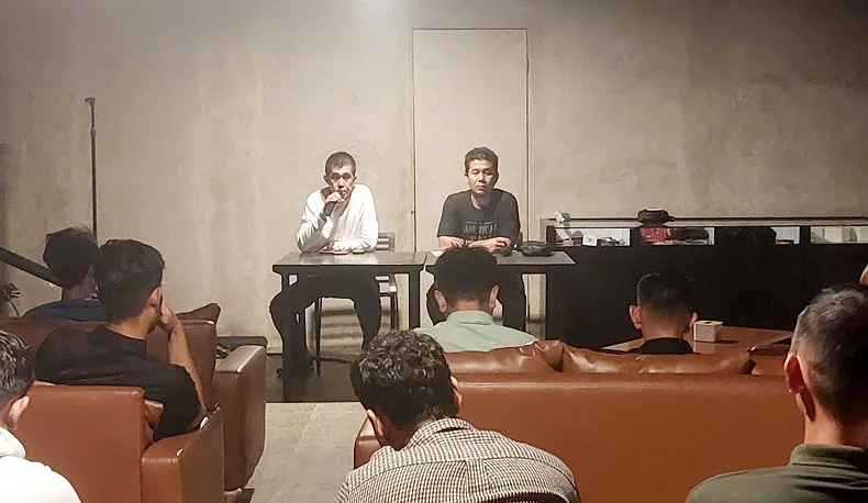 Discussion wacana agenda event turnamen bola voli cup, Ketum PBVSI Berau Agus Uriansyah didampingi Sekertaris Umum PBVSI Berau, Puguh Suprianto. Dihadiri PBVSI dan pihak terkait lainnya. Selasa malam kemarin, 6 Mei 2025 di Kafe Jln Durian III, Berau