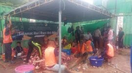 28 ekor hewan kurban selanjutnya dibagikan kepada masyarakat yang membutuhkan