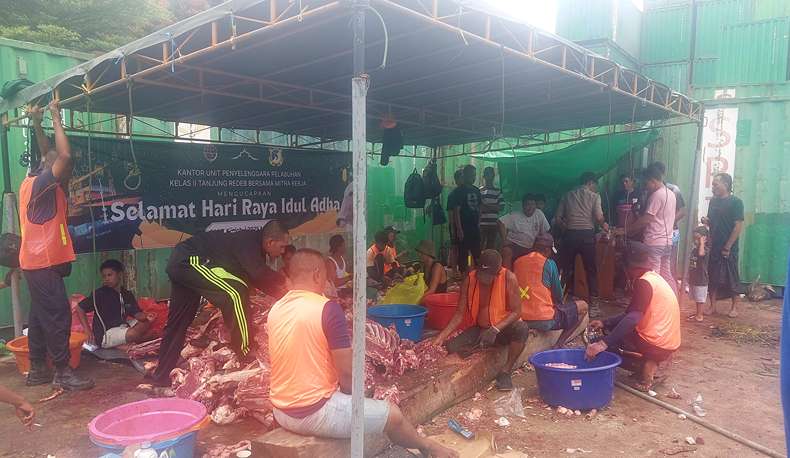 28 ekor hewan kurban selanjutnya dibagikan kepada masyarakat yang membutuhkan