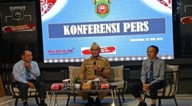 Wali Kota Samarinda Andi Harun saat memberikan keterangan pers terkait pengawasan SPMB 2025 di Balai Kota Samarinda