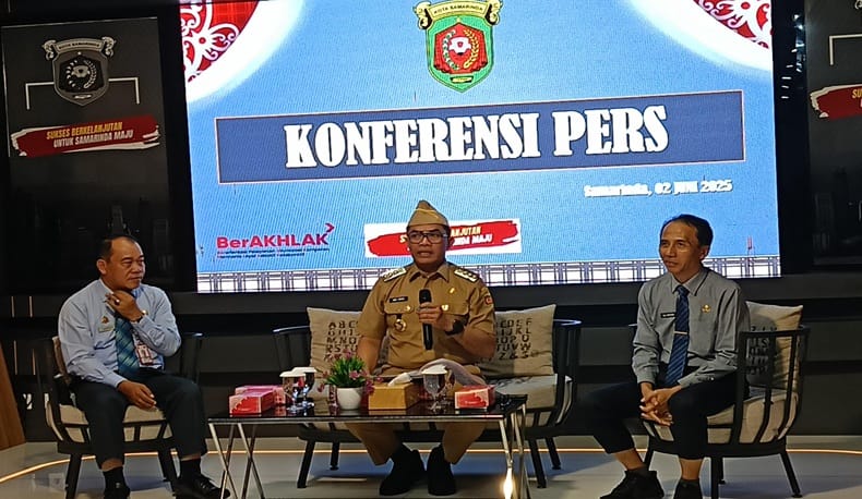 Wali Kota Samarinda Andi Harun saat memberikan keterangan pers terkait pengawasan SPMB 2025 di Balai Kota Samarinda