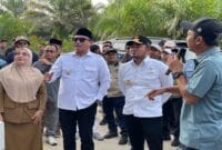 Bupati Berau, Sri Juniarsih Mas bersama Gubernur Kaltim Rudy Mas'ud didampingi OPD terkait. Dalam kunjungan kerja ke Kecamatan Biduk-Biduk, Berau. Foto: (Spesial)