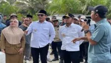 Bupati Berau, Sri Juniarsih Mas bersama Gubernur Kaltim Rudy Mas'ud didampingi OPD terkait. Dalam kunjungan kerja ke Kecamatan Biduk-Biduk, Berau. Foto: (Spesial)