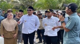 Bupati Berau, Sri Juniarsih Mas bersama Gubernur Kaltim Rudy Mas'ud didampingi OPD terkait. Dalam kunjungan kerja ke Kecamatan Biduk-Biduk, Berau. Foto: (Spesial)
