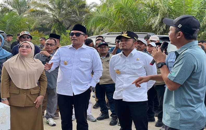 Bupati Berau, Sri Juniarsih Mas bersama Gubernur Kaltim Rudy Mas'ud didampingi OPD terkait. Dalam kunjungan kerja ke Kecamatan Biduk-Biduk, Berau. Foto: (Spesial)