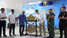 Gubernur Kalimantan Utara (Kaltara) Dr. H. Zainal A. Paliwang, S.H., M.Hum meresmikan Program Transformasi Layanan Kepelabuhanan untuk Meningkatkan Efisiensi dan Transparansi (Digi-Port) dan pemberian potongan harga tiket speedboat reguler bagi penyandang disabilitas di Pelabuhan Tengkayu I, Tarakan, Rabu (17/9).