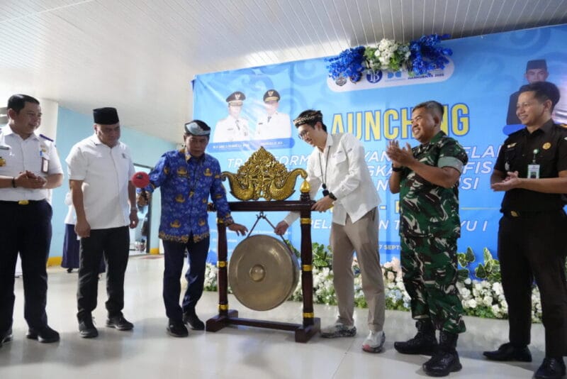 Gubernur Kalimantan Utara (Kaltara) Dr. H. Zainal A. Paliwang, S.H., M.Hum meresmikan Program Transformasi Layanan Kepelabuhanan untuk Meningkatkan Efisiensi dan Transparansi (Digi-Port) dan pemberian potongan harga tiket speedboat reguler bagi penyandang disabilitas di Pelabuhan Tengkayu I, Tarakan, Rabu (17/9).