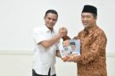 Irwan Sabri
Dr. Almuzammil menyerahkan dua buku karyanya sebagai cenderamata kepada Bupati Nunukan H. Irwan Sabri, Sabtu (22/11/2025)