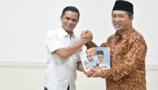 Irwan Sabri
Dr. Almuzammil menyerahkan dua buku karyanya sebagai cenderamata kepada Bupati Nunukan H. Irwan Sabri, Sabtu (22/11/2025)
