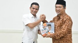 Irwan Sabri
Dr. Almuzammil menyerahkan dua buku karyanya sebagai cenderamata kepada Bupati Nunukan H. Irwan Sabri, Sabtu (22/11/2025)