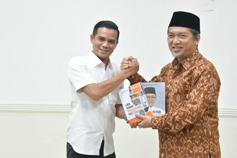 Irwan Sabri
Dr. Almuzammil menyerahkan dua buku karyanya sebagai cenderamata kepada Bupati Nunukan H. Irwan Sabri, Sabtu (22/11/2025)