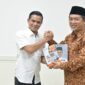Irwan Sabri
Dr. Almuzammil menyerahkan dua buku karyanya sebagai cenderamata kepada Bupati Nunukan H. Irwan Sabri, Sabtu (22/11/2025)