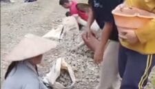 Dok kegiatan gotong royong yang melibatkan partisipasi warga, baik pria maupun wanita.