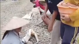 Dok kegiatan gotong royong yang melibatkan partisipasi warga, baik pria maupun wanita.