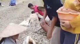 Dok kegiatan gotong royong yang melibatkan partisipasi warga, baik pria maupun wanita.