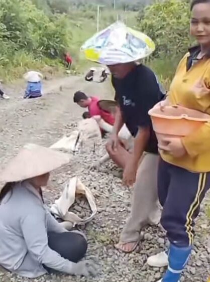 Dok kegiatan gotong royong yang melibatkan partisipasi warga, baik pria maupun wanita.