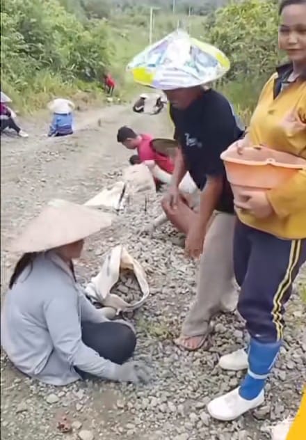 Dok kegiatan gotong royong yang melibatkan partisipasi warga, baik pria maupun wanita.