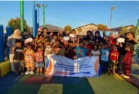 Tim bersama anak-anak di kampung Selumit melakukan kegiatan literasi membaca di Taman Barokah. (istimewa)