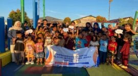 Tim bersama anak-anak di kampung Selumit melakukan kegiatan literasi membaca di Taman Barokah. (istimewa)