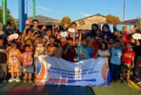 Tim bersama anak-anak di kampung Selumit melakukan kegiatan literasi membaca di Taman Barokah. (istimewa)