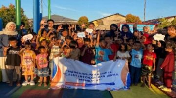 Tim bersama anak-anak di kampung Selumit melakukan kegiatan literasi membaca di Taman Barokah. (istimewa)