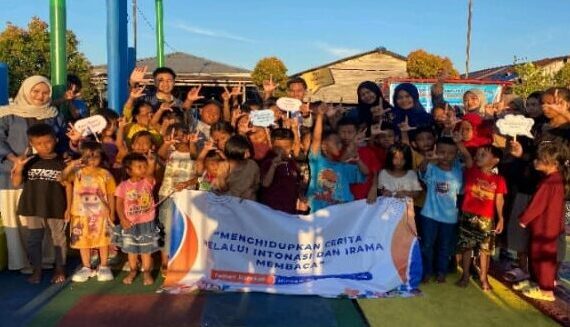 Tim bersama anak-anak di kampung Selumit melakukan kegiatan literasi membaca di Taman Barokah. (istimewa)