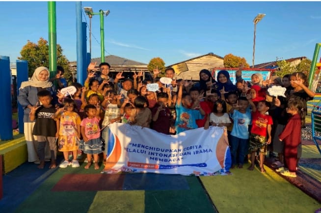 Tim bersama anak-anak di kampung Selumit melakukan kegiatan literasi membaca di Taman Barokah. (istimewa)