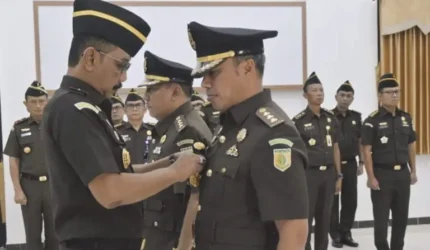 Kajati Kaltara Yudi Indra Gunawan melantik Dr. Muhammad Fadlan dan Philipus Siahaan di Aula Kejati Kaltara.