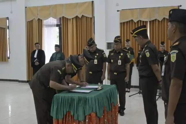 Kajati Kaltara Yudi Indra Gunawan melantik Dr. Muhammad Fadlan dan Philipus Siahaan di Aula Kejati Kaltara.