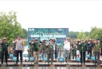 Gubernur Kalimantan Utara Zainal A. Paliwang bersama Menteri Kehutanan RI Raja Juli Antoni dan masyarakat pesisir melakukan penanaman mangrove pada peringatan Hari Lahan Basah Sedunia 2026 di Desa Liagu, Kecamatan Sekatak, Kabupaten Bulungan, (7/2/2026).