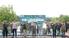 Gubernur Kalimantan Utara Zainal A. Paliwang bersama Menteri Kehutanan RI Raja Juli Antoni dan masyarakat pesisir melakukan penanaman mangrove pada peringatan Hari Lahan Basah Sedunia 2026 di Desa Liagu, Kecamatan Sekatak, Kabupaten Bulungan, (7/2/2026).