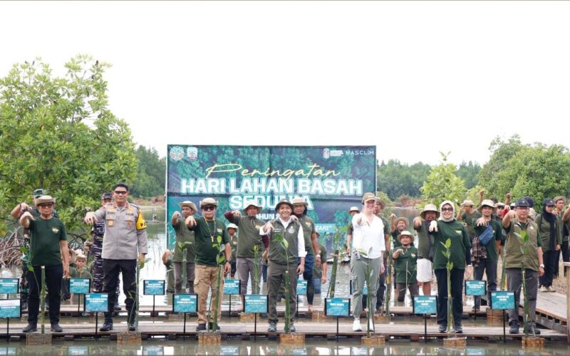 Gubernur Kalimantan Utara Zainal A. Paliwang bersama Menteri Kehutanan RI Raja Juli Antoni dan masyarakat pesisir melakukan penanaman mangrove pada peringatan Hari Lahan Basah Sedunia 2026 di Desa Liagu, Kecamatan Sekatak, Kabupaten Bulungan, (7/2/2026).